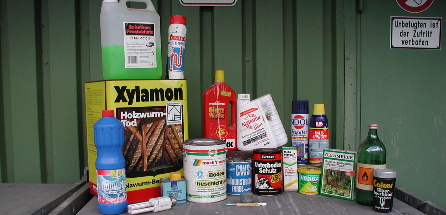 Sonderabf&auml;lle aus dem Haushalt – Foto zeigt die Vielfalt von Sonderabfällen aus einem Haushalt