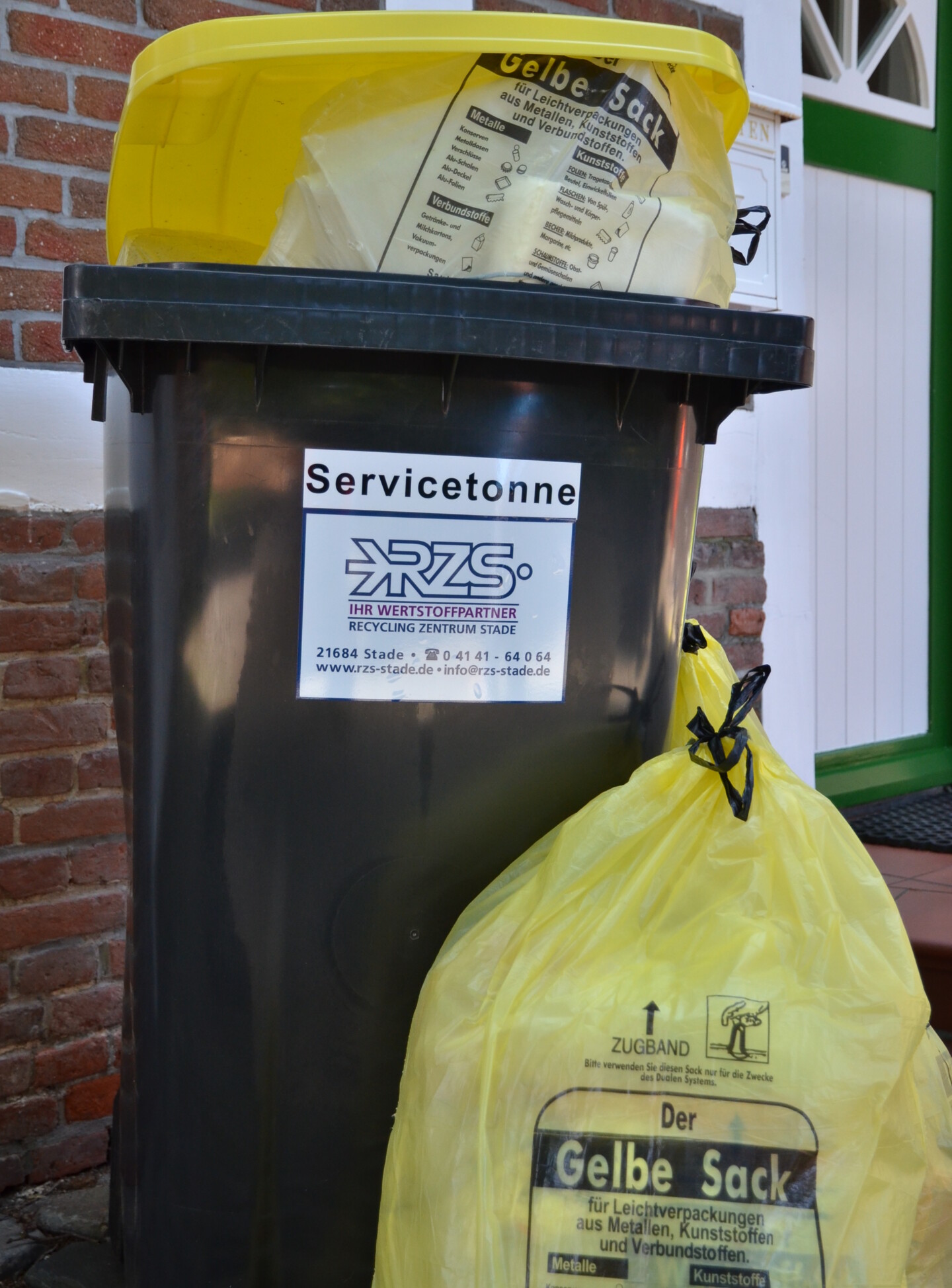 Servicetonne der Karl Meyer AG mit gelbem Sack