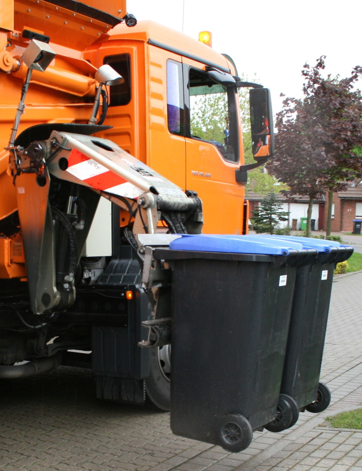 Entleerung der Altpapiertonnen in den Gemeinden mit Seitenladertechnik