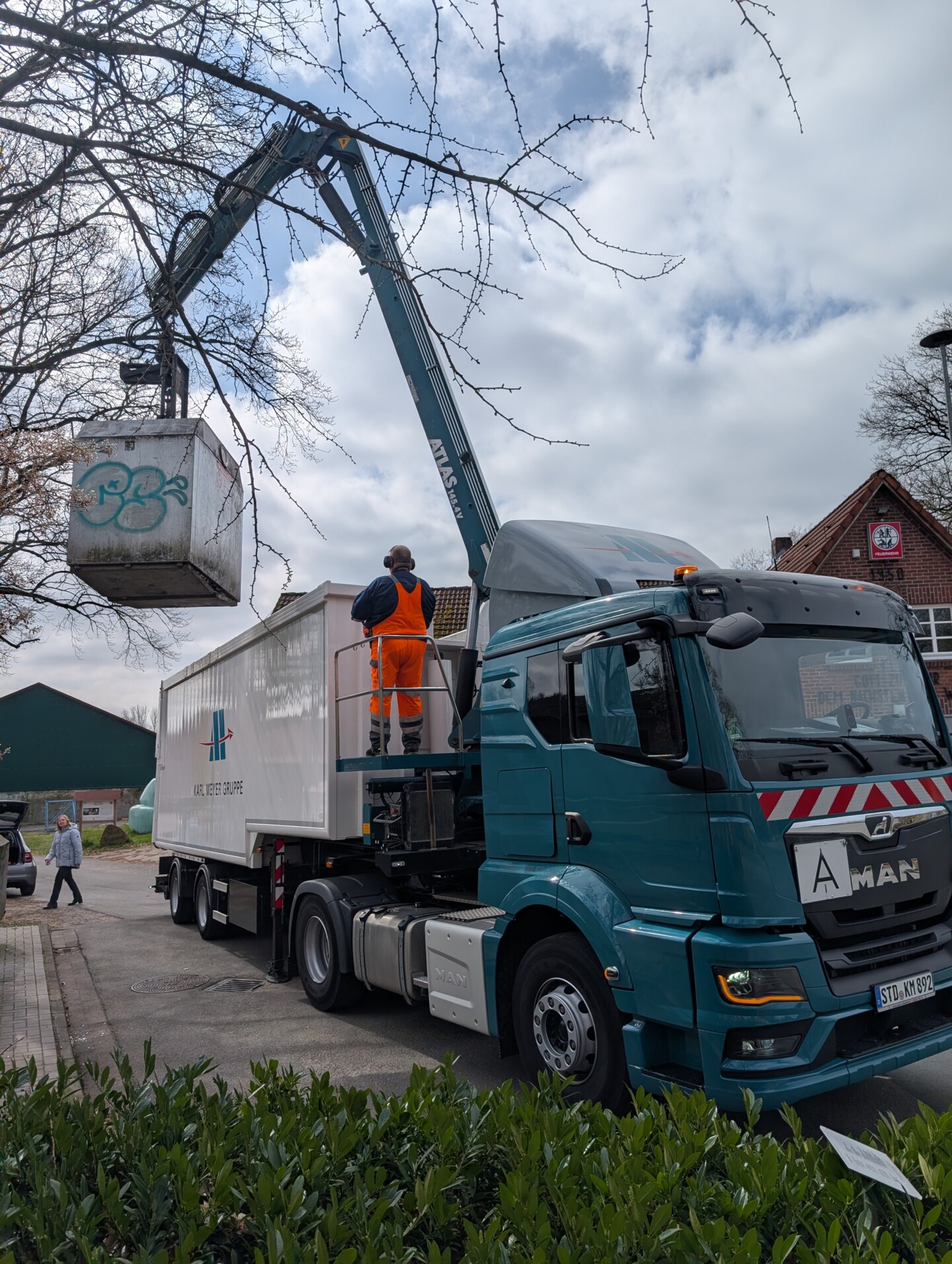 Entleerung eines Altglascontainers durch einen Mitarbeiter der Karl Meyer AG