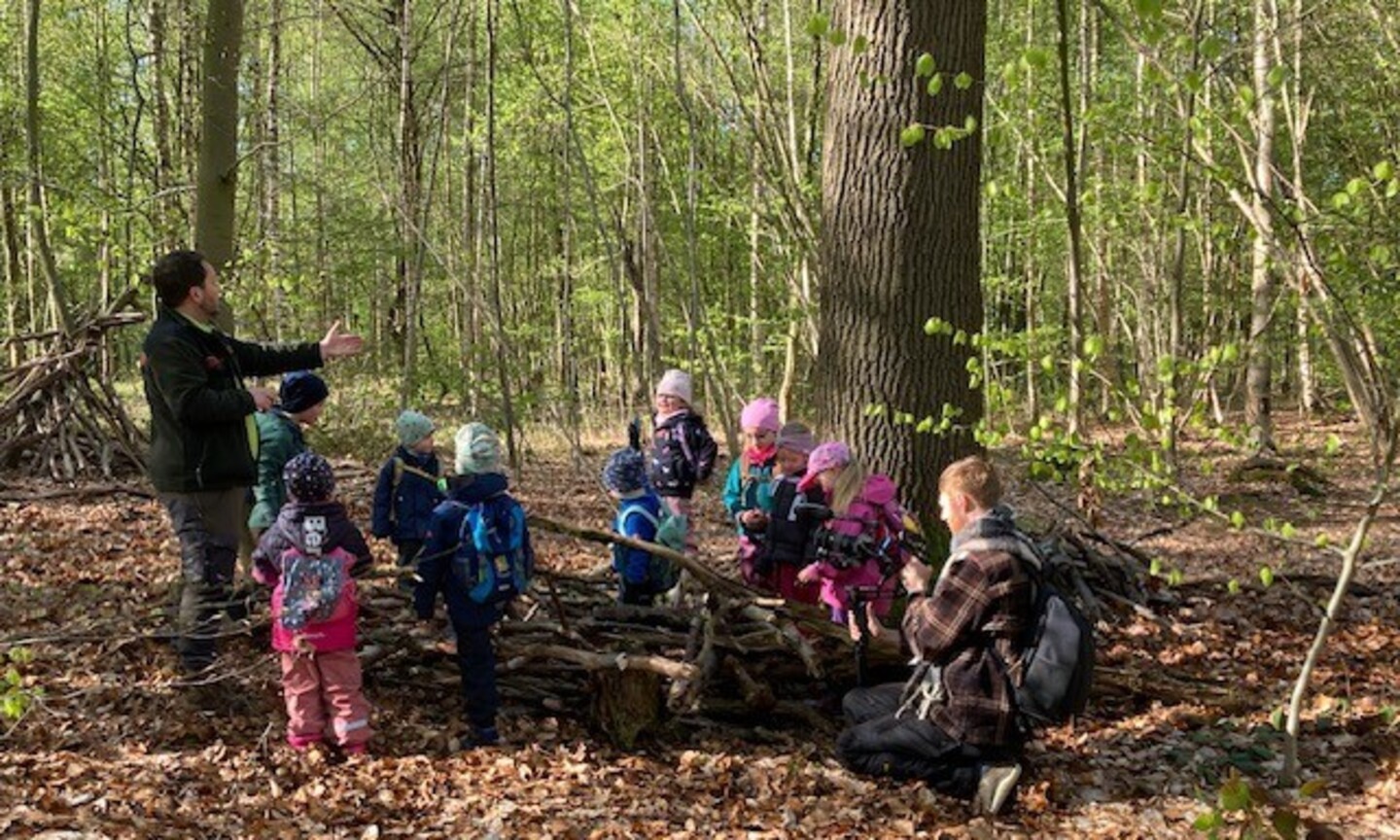 Kindergartengruppe im Wald mit Filmteam
