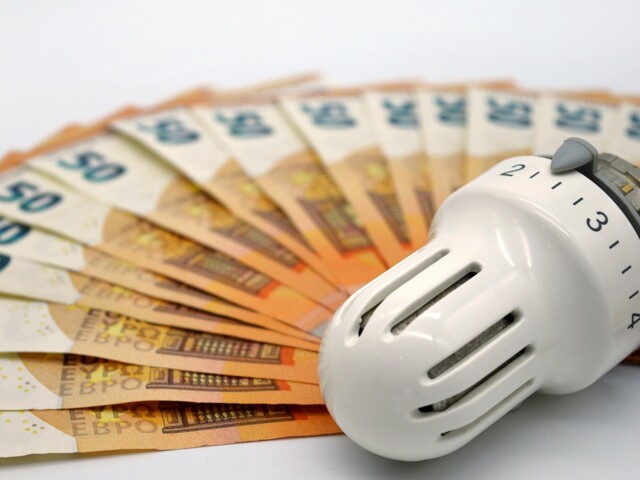 Thermostatventil liegt auf Fünzig-Euro-Scheinen